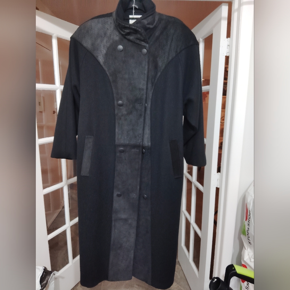 80's Full Length Vintage Black Wool Coat With Suede Patterned Design ✨🫰🏾
